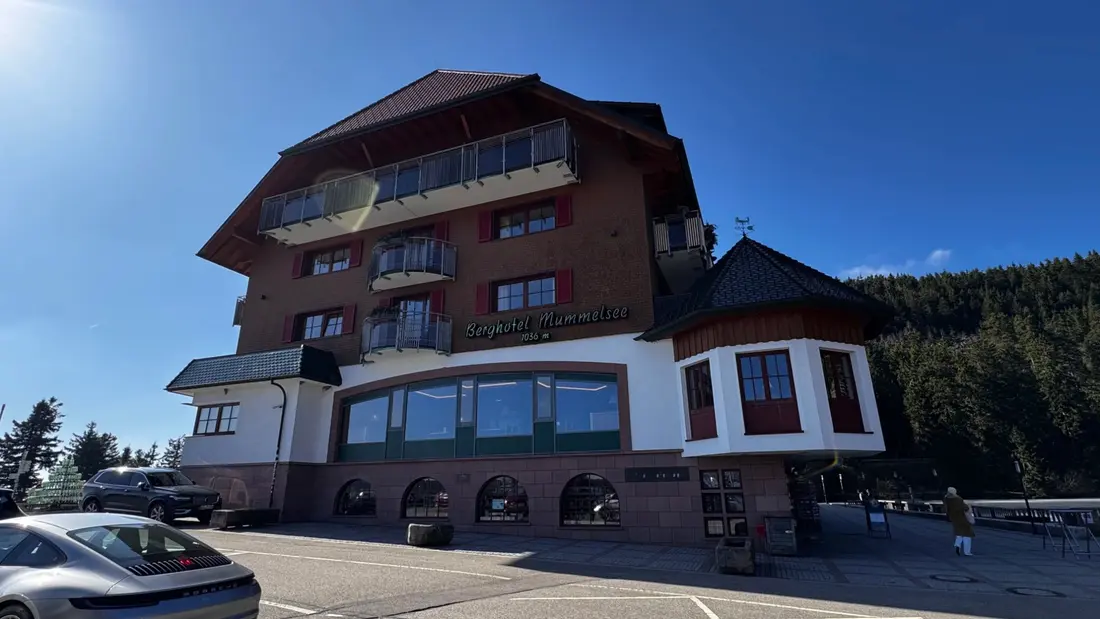 Das Berghotel Mummelsee auf 1.036 Metern an der Schwarzwaldhochstraße – Ausgangspunkt für den Ausflug zur Hornisgrinde.