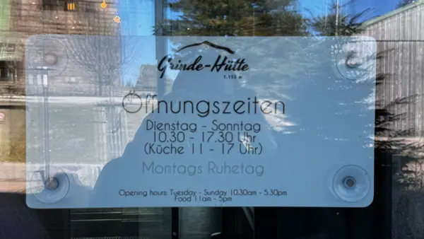 Öffnungszeiten der Grindehütte auf der Hornisgrinde: Dienstag bis Sonntag 10:30 bis 17:30 Uhr, Küche 11 bis 17 Uhr, Montags Ruhetag.