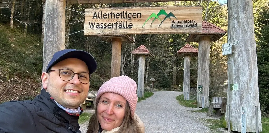 Sandra und Alex am Eingang der Allerheiligen Wasserfälle Nationalpark Schwarzwald