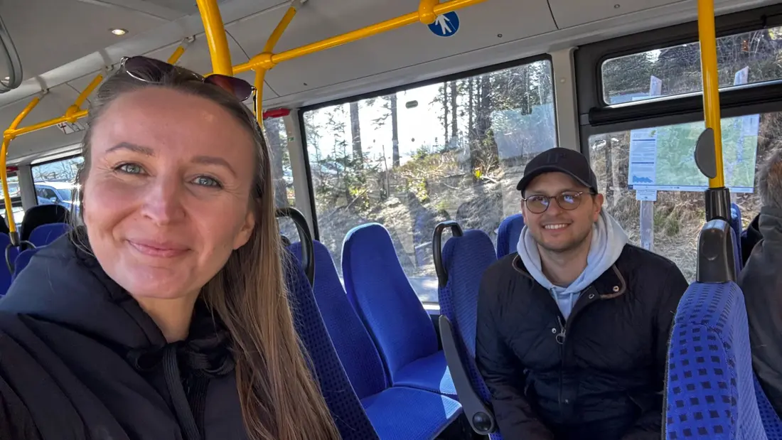 Sandra und Alex im Bus vom Mummelsee zur Hornisgrinde – die Fahrt dauert nur 3 bis 4 Minuten.