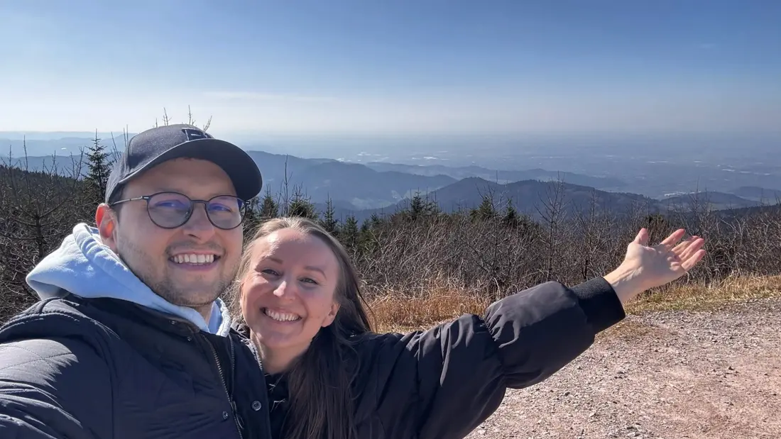 Sandra und Alex auf dem Gipfel der Hornisgrinde mit Panoramablick über den Nordschwarzwald und die Rheinebene.